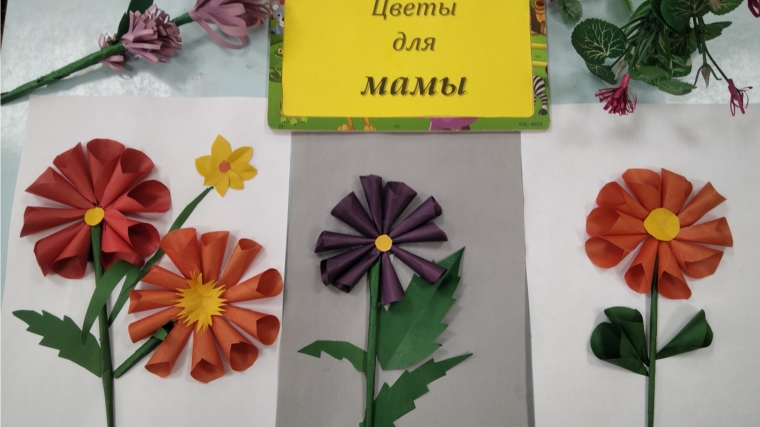 В преддверии Дня Матери в Ишпарайкинской сельской библиотеке организовали выставку детских работ «Цветы для мамы».