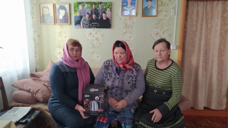 Активисты Малотаябинского ТО посетили матерей сыновей-участников СВО