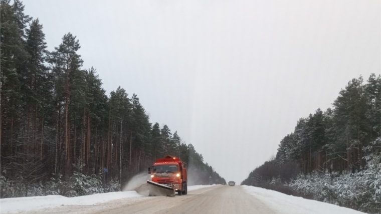 Дорожниками ведутся работы по обработке и очистке автомобильных дорог от снега