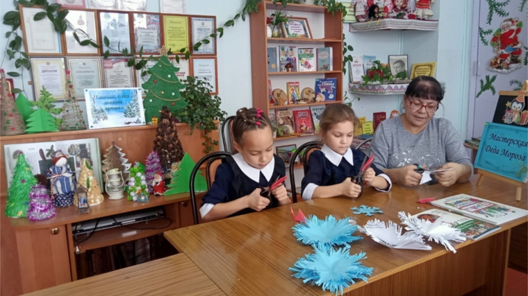 Мастер - класс " Новогодние снежинки " в Малотаябинской сельской библиотеке