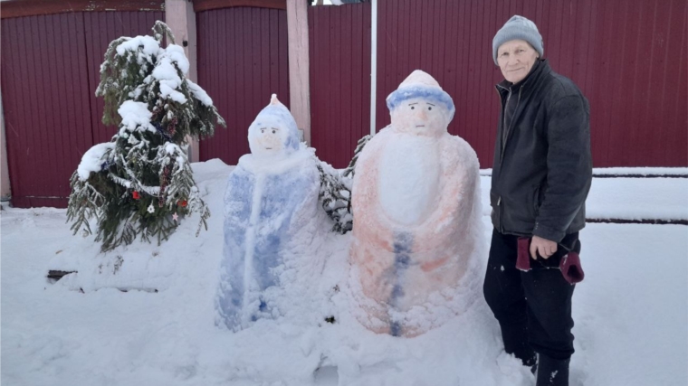 Ветеран труда из деревни Тегешево Софронов Михаил Алексеевич ежегодно создает снежные скульптуры Новогодних персонажей