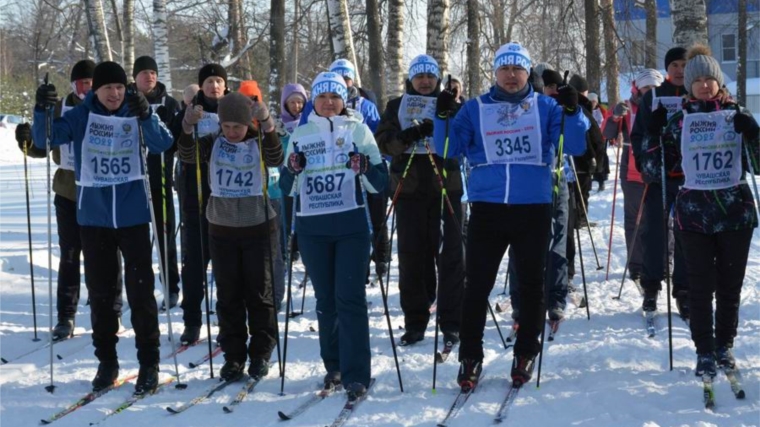 В минувшую субботу любители и спортсмены лыжники массово приняли участие в "Лыжне России"