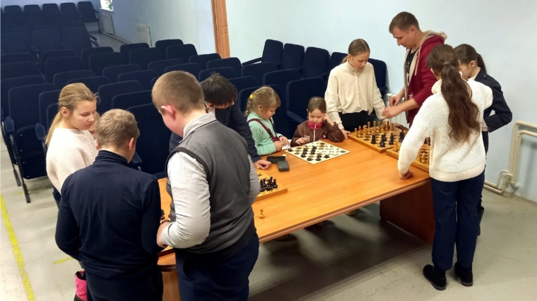 Познавательно-игровой час «Юные любители шашек и шахмат».