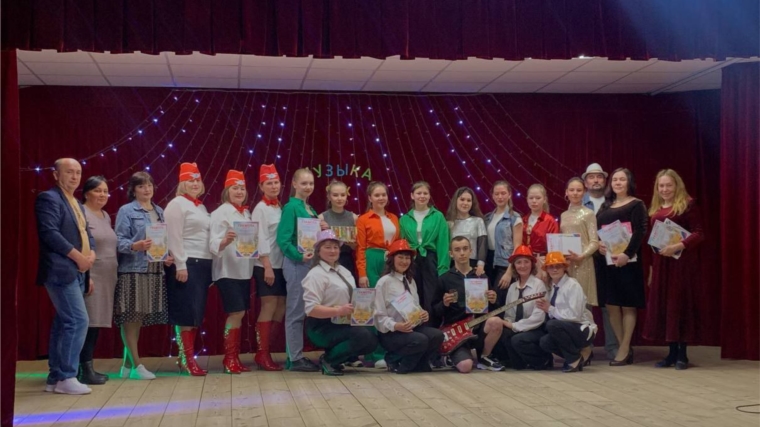 12 апреля в Трехбалтаевском ЦСДК собрались любители популярных мелодий и зажигательных танцев 90-х годов на фестиваль-конкурс "Музыка 90-х"