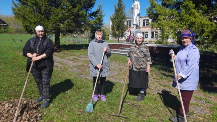 Акция по благоустройству территории памятника в с Эшмикеево