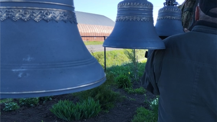 На кануне пасхи в селе Ковали церкви установили пять колоколов