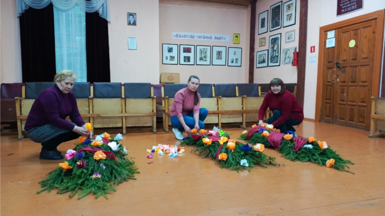 Работники культуры Большебуяновского ЦСДК изготовили гирлянды из сосновых веток