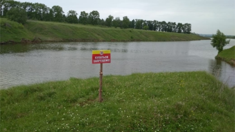 На берегу плотины села Мусирмы в двух местах размещены таблички «Купаться запрещено».
