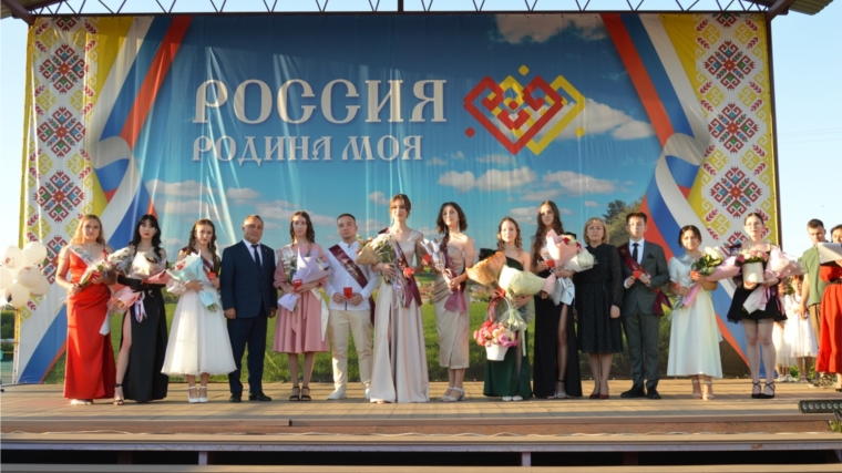 В Янтиковском округе состоялось торжественное чествование выпускников 2024 года