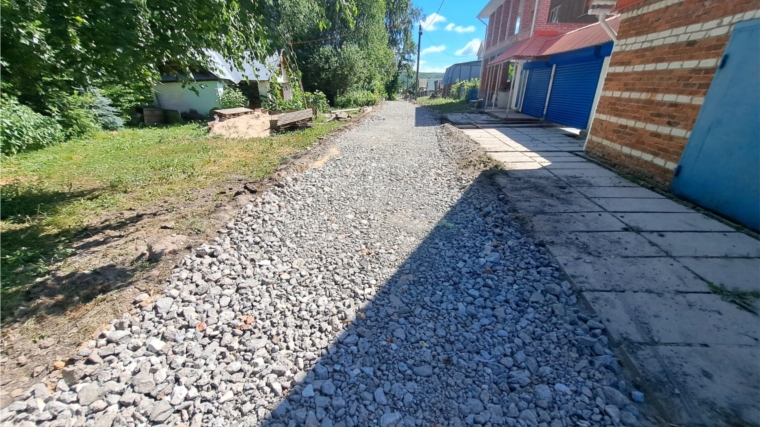 В д.Новое Сюрбеево Цивильского муниципального округа по программе инициативного бюджетирования ведутся ремонтные работы по благоустройству дороги.