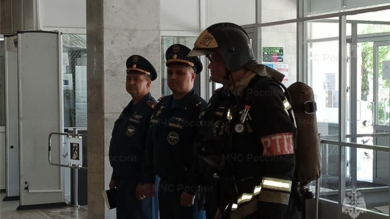 Сегодня сотрудники МЧС России провели пожарно-тактические учения в Алатыре