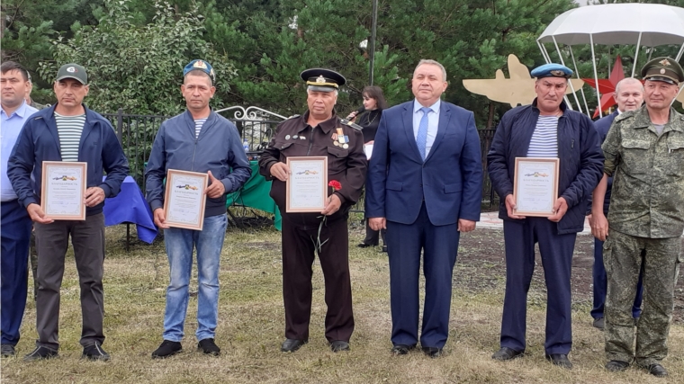 В Новочелны-Сюрбеевском территориальном отделе состоялось открытие памятной стелы в честь ветеранов Воздушно-десантных войск и войск специального назначения