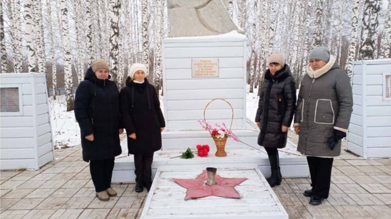 Память героев жива:Возложение цветов к мемориальным доскам в день героев отечества.