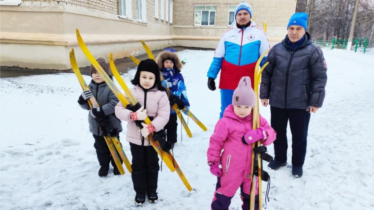 Малыши на лыжах: Увлекательный мастер-класс перед «Лыжней России» в детском саду!