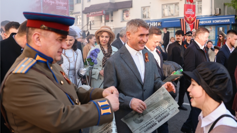 Знамена Победы, ретро-плакаты, песни под гармонь и послевоенный вальс. Столица Чувашии на несколько часов погрузилась в май 1945 года