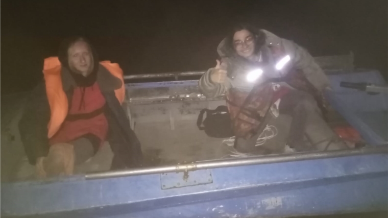 Спасатели помогли людям с заглохшим мотором в Козловском районе