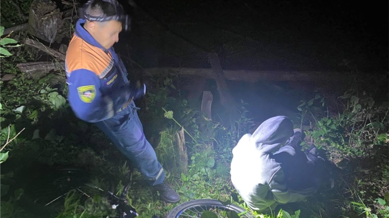 Помогли мужчине, получившему травму, выбраться с оврага