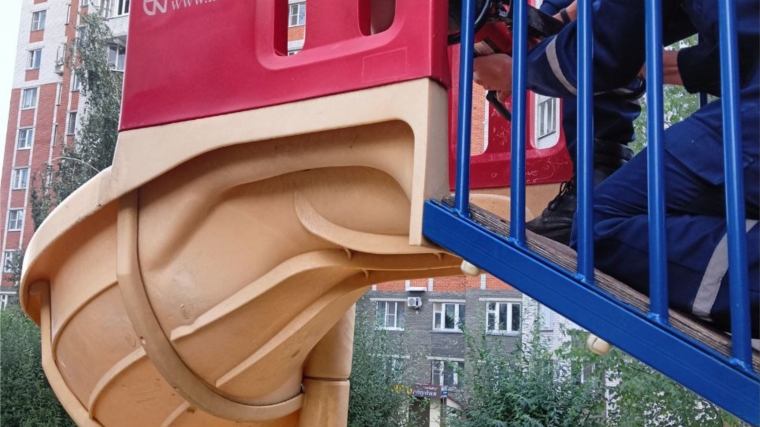 Спасатели освободили застрявшую ногу ребенка на игровой площадке