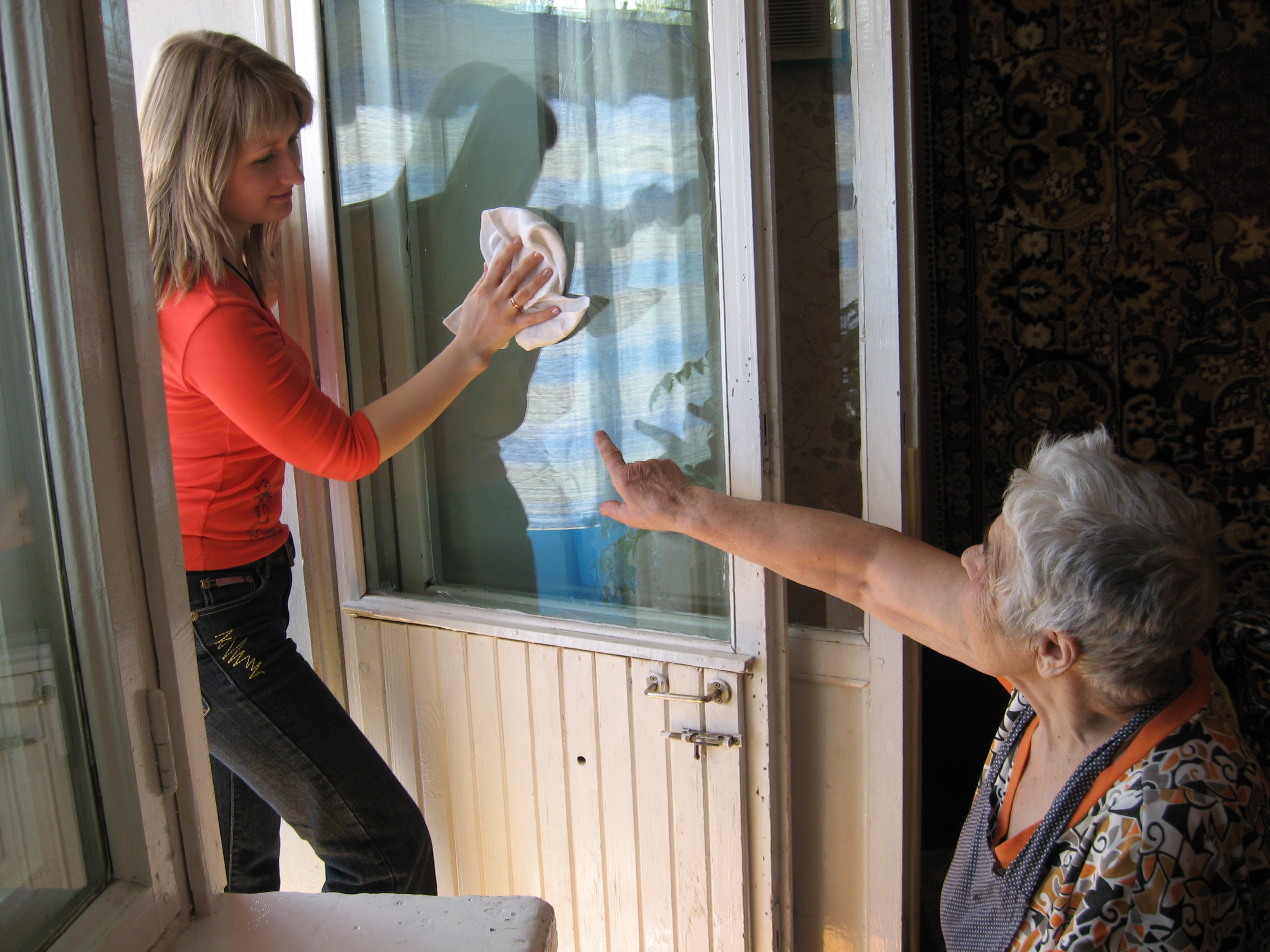 Новая помощь пенсионерам. Окна для пенсионеров. Квартира пенсионера. Дети помогают престарелым. Помогать пожилым людям.