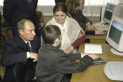 15:40 Глава Российского государства посетил модельную библиотеку