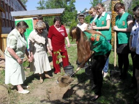 16:36 В Шумерле появилась аллея «Заслуженных учителей»