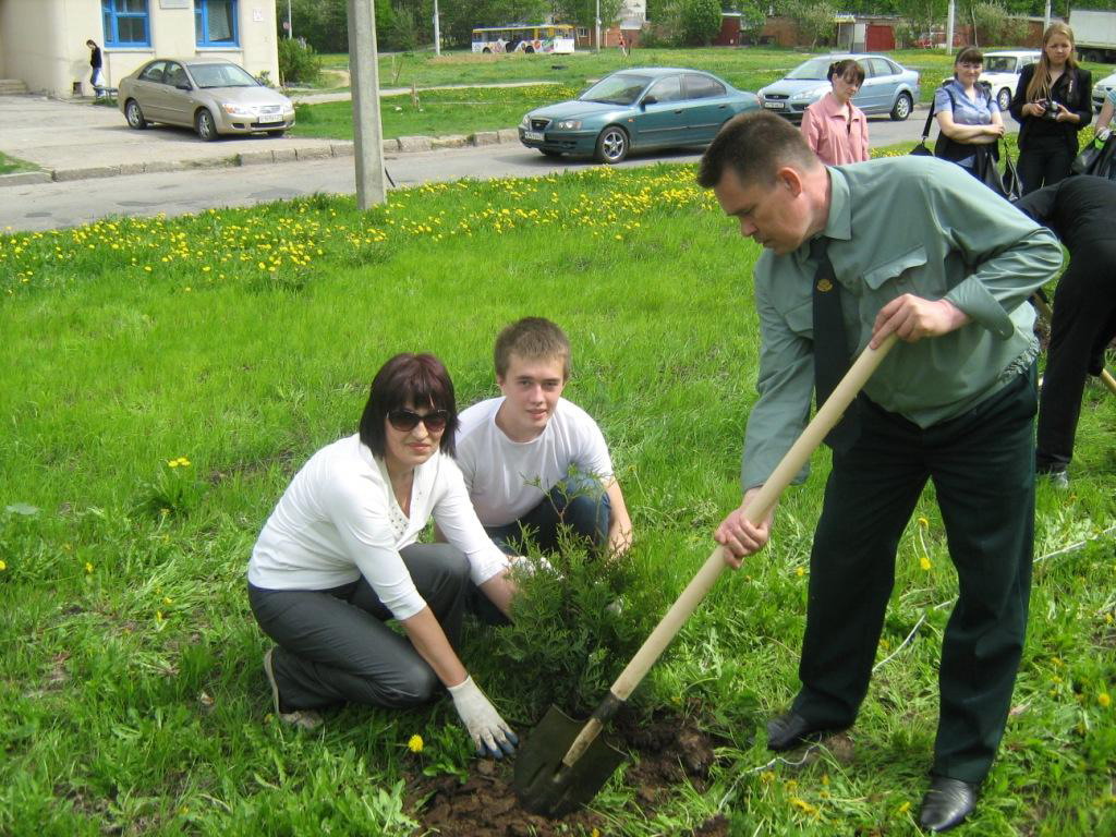 10:50 В рамках экологической акции «Посади хвойное дерево в городе» учащиеся школ №48 и № 54 высадили 200 туй