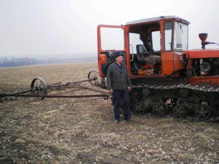 В  СХПК «Хастар» приступили к боронованию многолетних трав 