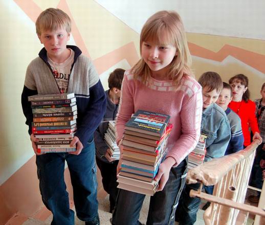 Фотографии детей в библиотеке. Дети в библиотеке фото. Сбор книг в школе. Собирает книги.