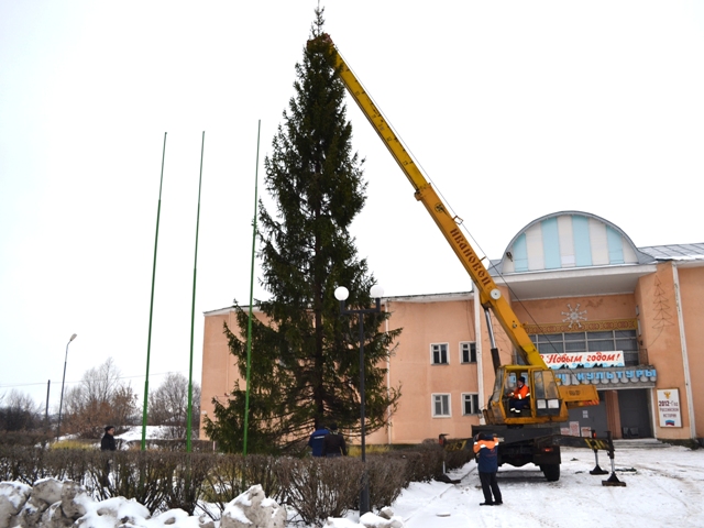 Главная елка райцентра установлена на центральной площади села 