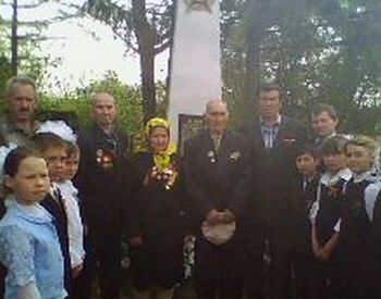 Возложение венков у памятника ветеранам ВОВ в  д. Сехры