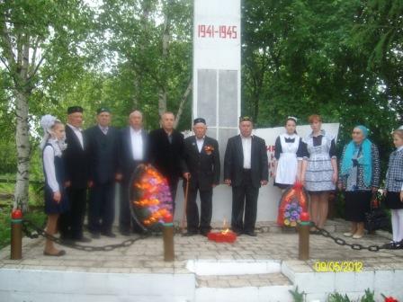 15:00_ Возложение венков к памятникам в честь павших героев  в д.Ишмурзино-Суринск.