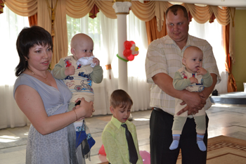 17:00 В праздничный день в отделе ЗАГС администрации  г. Алатыря чествовали семьи, в которых воспитываются близнецы