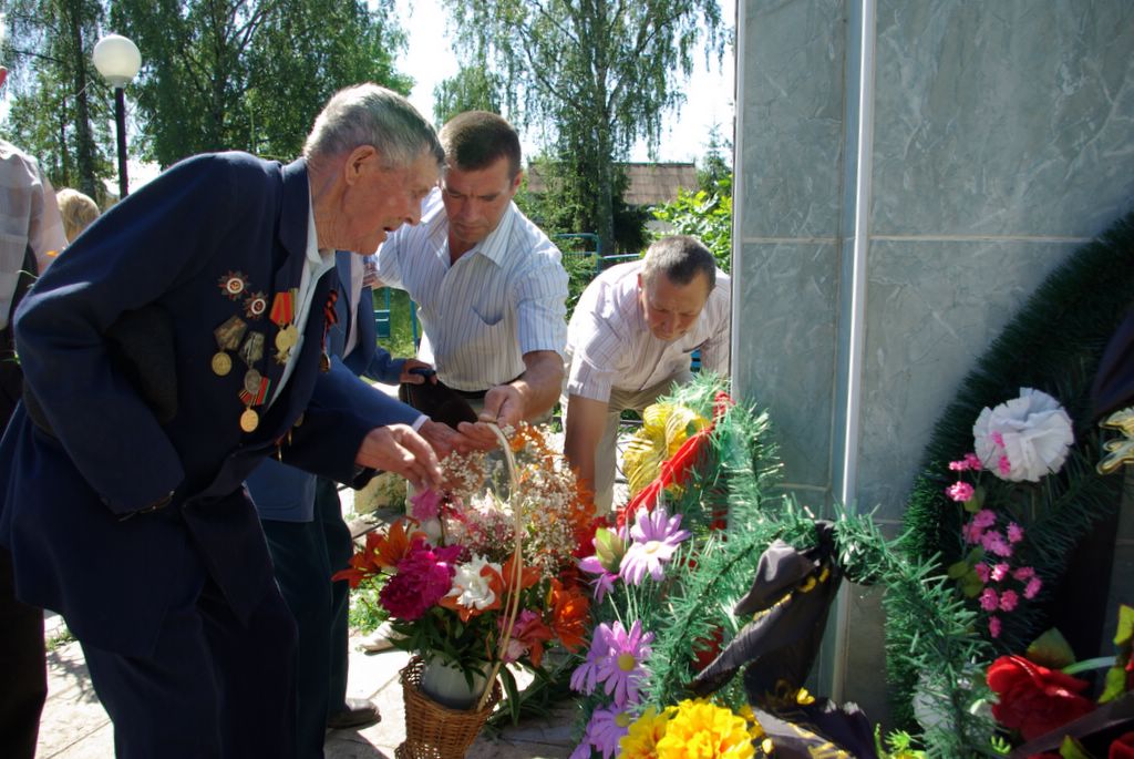 13:07 Пусть всегда будет на земле мирное небо, яркое солнце и хлеб на столе!