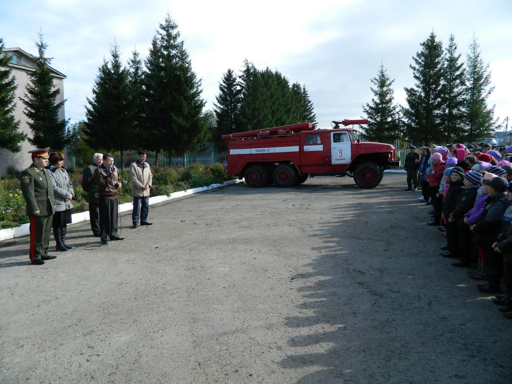 10:14 Начальник главного управления МЧС по Чувашской Республике С.Ю. Антонов вручил Моргаушскому району ключи от  пожарной машины