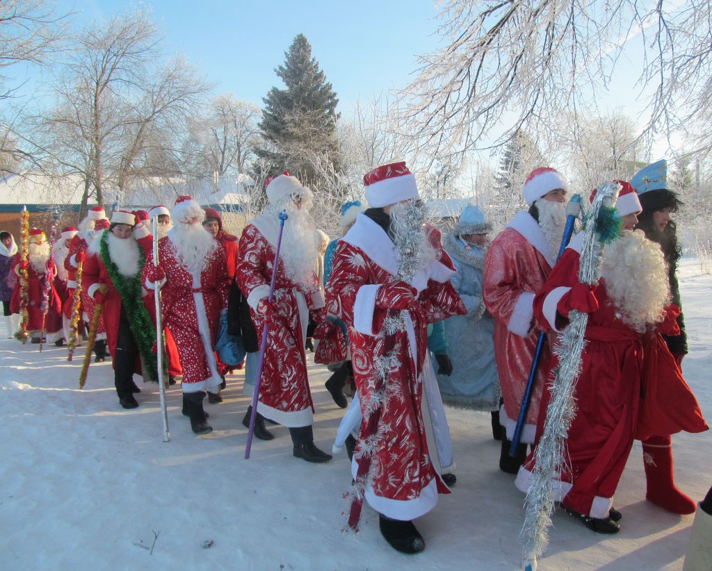 16:32 В Моргаушском районе прошло шествие Дедов Морозов и Снегурочек
