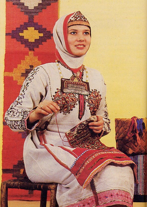 Чувашская девушка в национальном костюме