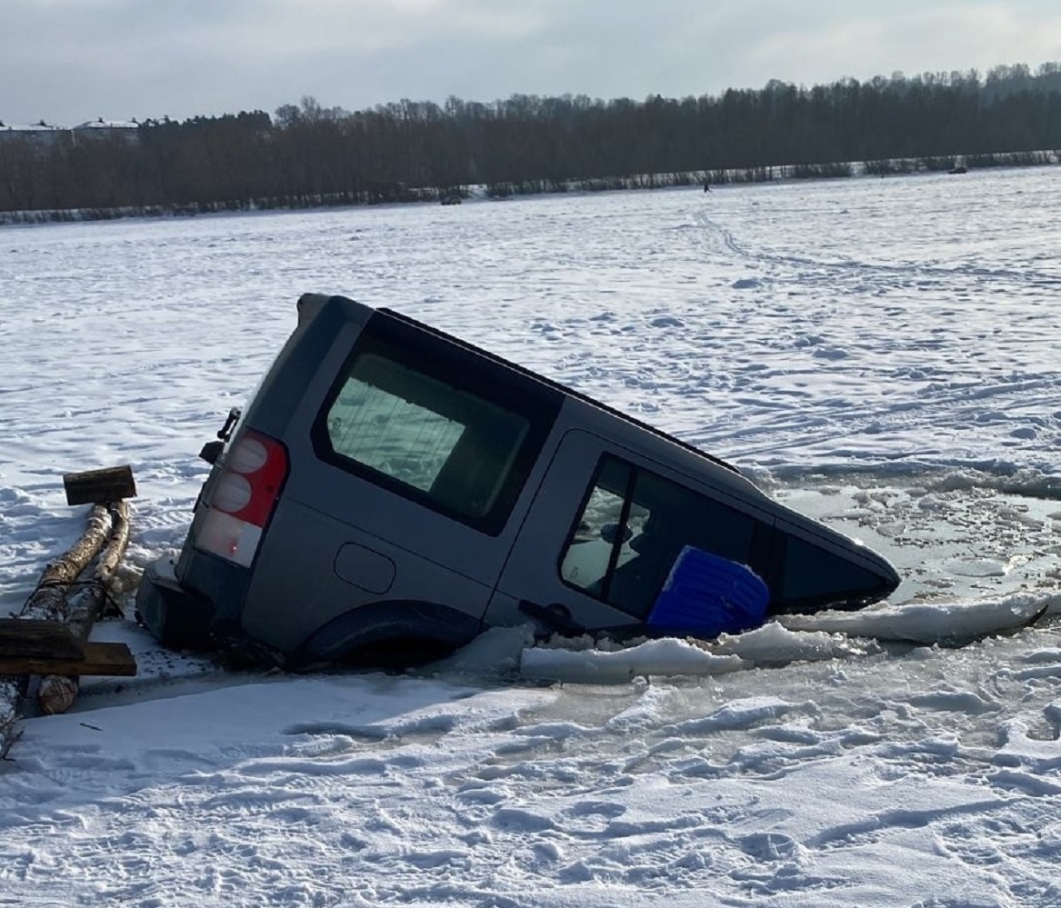 Выезд на лёд на машине опасен!