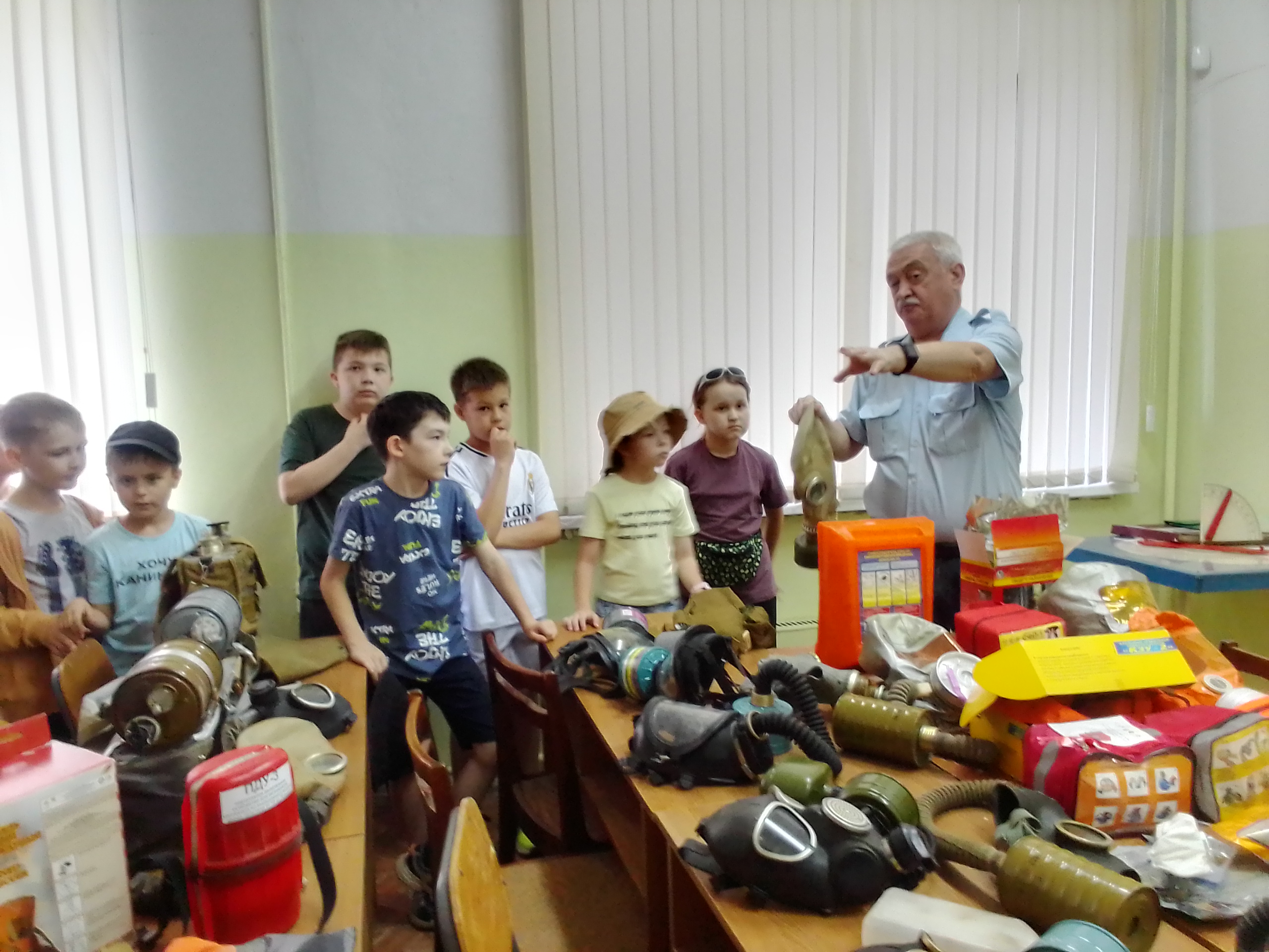 Преподаватели курсов гражданской обороны провели занятия с детьми