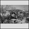 На переднем плане – бывшая земская начальная школа